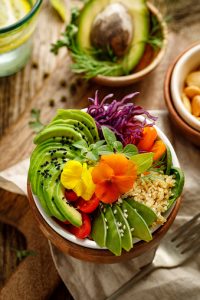 Salade met avocadobloem